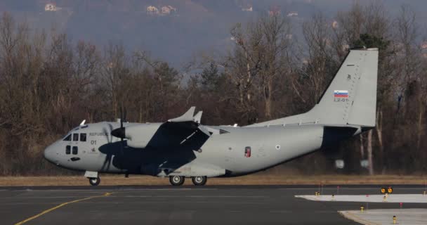 2023年12月20日 スロベニア レオナルドC 27J スパルタン ターボプロップの軍用貨物機 リモート サービス制限の空港での運用に必要な滑走路上の逆操作を実行 — ストック動画