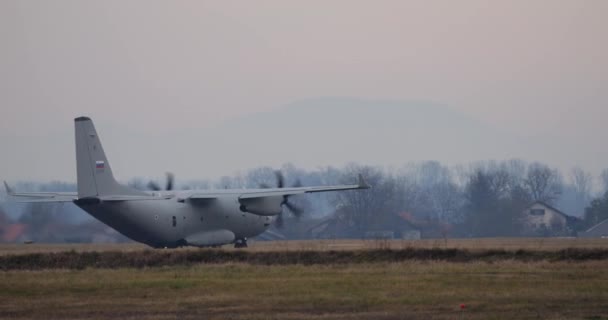 Cerklje Slovenië December 2023 Militair Transport Vliegtuig Leonardo 27J Spartaanse — Stockvideo