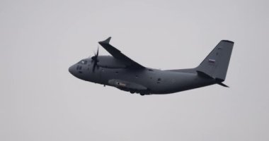 Cerklje ob Krki, Slovenya, 20 Aralık 2023: Askeri kargo uçağı Leonardo C-27J Spartan, kalkıştan hemen sonra sisli, sisli bir kış gününün gri zeminine doğru yola çıktı..