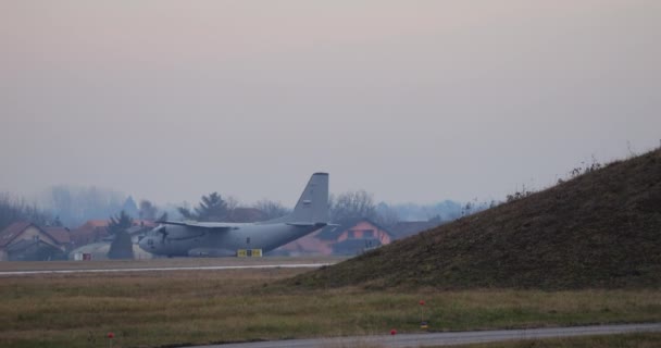 2023年12月20日 Nato灰色の軍用輸送機 レオナルドC 27Jスパルタンは 丘に部分的に取り付けられ 謎の感覚を追加して 距離を離陸するために調整 — ストック動画