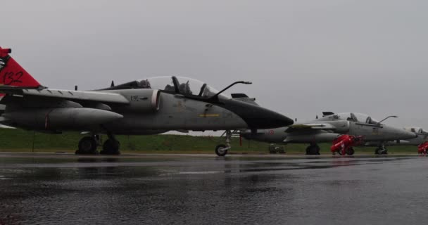Istrana Italia Dicembre 2023 灰色北约小战斗机整齐排列并停放 在雨中捕获 意大利空军Amx Ghibli — 图库视频影像