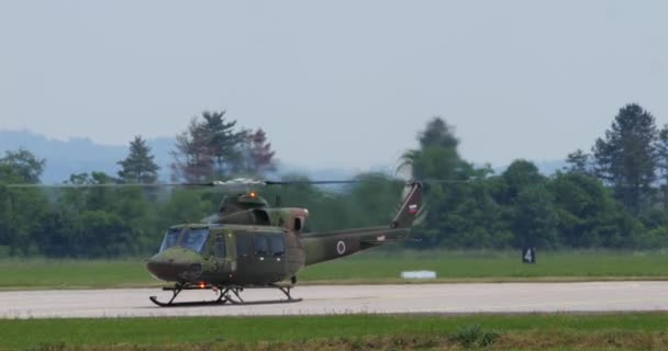 Cerklje Krki Slovenia 2023年6月4日 绿色和棕色伪装的军用运输直升机停放在跑道上 引擎嗡嗡作响 准备和权力 斯洛文尼亚空军贝尔412型飞机 — 图库视频影像