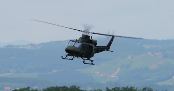 Cerklje Krki Eslovenia Junio 2023 Helicóptero Militar Demuestra Vuelo Baja — Vídeo de stock