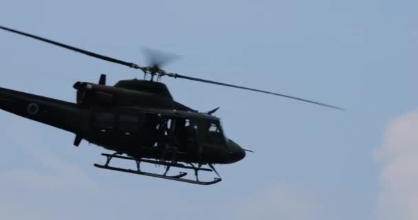 2023年6月4日 スロベニア 暗いシルエットされた軍用ヘリコプターの劇的なクローズアップは 内部の兵士の明確なビューで 強度と焦点を示しています スロベニア 412 — ストック動画