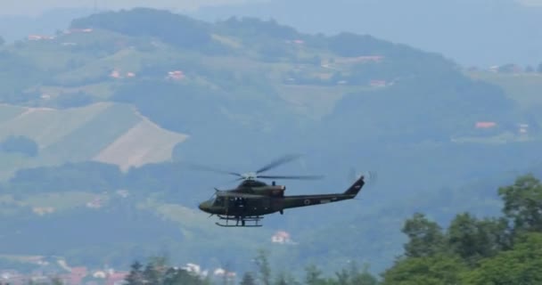 Cerkljeは6月4 2023年6月4日にクルキ スロベニアを手に入れました 軍用ヘリコプターは トリートップのすぐ上に高速で飛行し 戦術航空作戦で印象的な低高度の敏捷性と精度を示しています — ストック動画