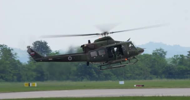 Cerkljeは 2023年6月4日 クルキ スロベニアを手に入れました 軍用ヘリコプターは 精密な着陸を実行し 熟練した制御と戦術能力を実証します アグスタベル 412 スロベニア軍グリフォン — ストック動画