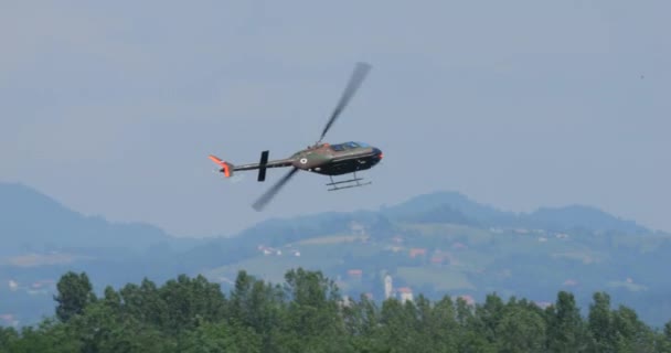 Cerklje Krki Eslovenia Junio 2023 Helicóptero Militar Ligero Que Realiza — Vídeos de Stock
