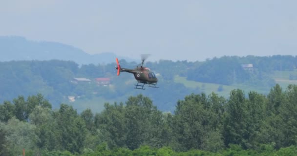 Серклє Кркі Словенія Червня 2023 Військовий Вертоліт Виконує Стаціонарне Обертання — стокове відео