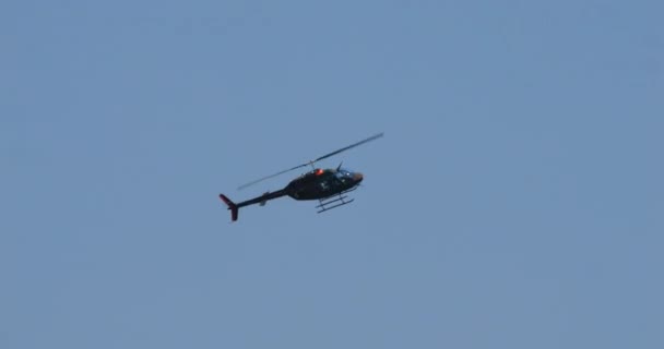 Cerklje Krki Slovenya Haziran 2023 Bir Helikopter Açık Mavi Gökyüzünde — Stok video