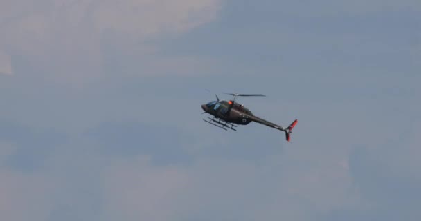 Cerklje Krki Slovenien Juni 2023 Lätt Militär Observationshelikopter Grön Kamouflage — Stockvideo