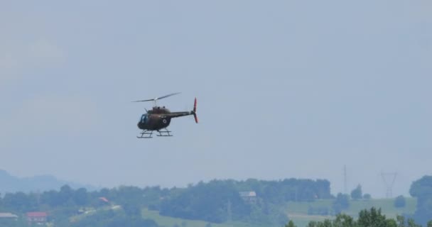 Cerkljeは 2023年6月4日にクルキ スロベニアを手に入れました ヘリコプターは 回転と垂直上昇を実行し 敵の偵察演習を実行します スロベニア空軍のベル206 — ストック動画