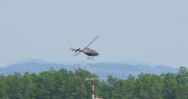 Cerklje Krki Slovenya Haziran 2023 Hafif Askeri Helikopter Ağaç Tepelerinde — Stok video