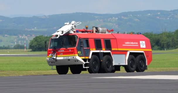 Cerkljeは6月4日2023年6月4日 緊急対応のために準備された明るい太陽の下で軍用エプロンを積極的に移動する空港消防車を取得します — ストック動画