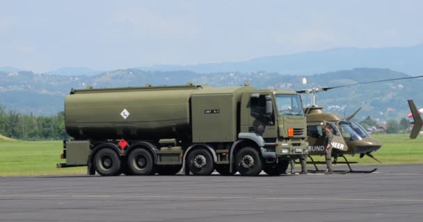Cerklje Krki Slovenië Juni 2023 Een Groene Gecamoufleerde Militaire Tankwagen — Stockvideo