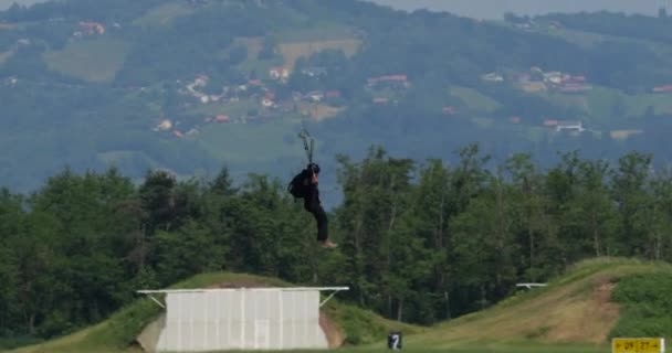 Cerklje Krki Eslovenia Junio 2023 Experto Paracaidista Militar Ejecuta Aterrizaje — Vídeos de Stock