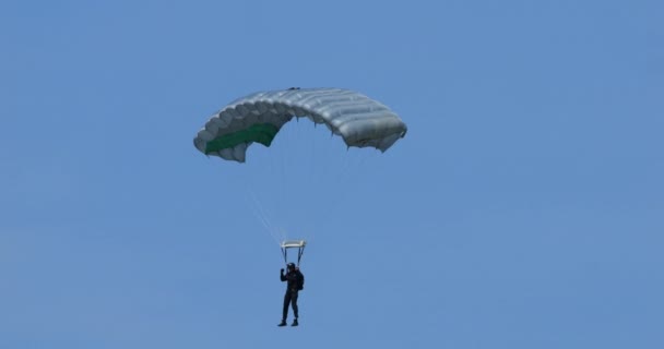 Cerklje Krki Slovénie Juin 2023 Vue Rapprochée Parachutiste Contrôlant Habilement — Video