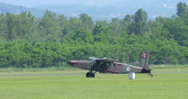 Cerkljeは6月4 2023年6月4日 スロベニア空軍のスロベニア空軍の軍用輸送機の小型ピラトゥスPc 6ターボポーター 滑走路でタクシーで素早く — ストック動画