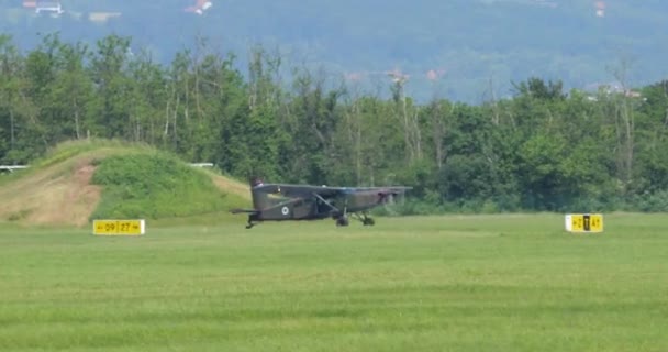セルクリエは2023年6月4日 滑走路の距離にある小さな軍用輸送機をタクシーで購入した スロベニア空軍のピラトスPc 6ターボポーターブラウンとグリーンカモフラージュ — ストック動画