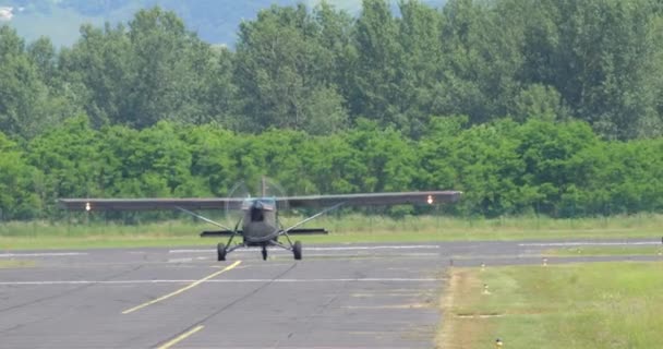 塞尔维亚 斯洛文尼亚 Cerklje Slovenia 2023年6月4日 螺旋桨驾驶军用运输机从跑道滑行至停车场 在正面拍摄 斯洛文尼亚空军Pilatus Turbo Porter — 图库视频影像