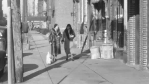 Ностальгическая Прогулка Солнечной Городской Улице Винтажной Одежде Женщины Идут Бок — стоковое видео