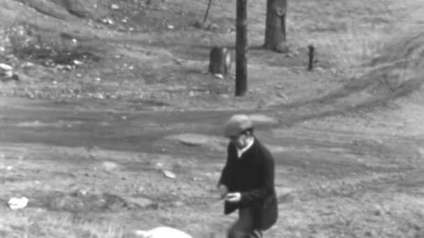 Человек Наслаждается Тихим Осенним Днем Своей Собакой Улице Гуляют Одинокой — стоковое видео