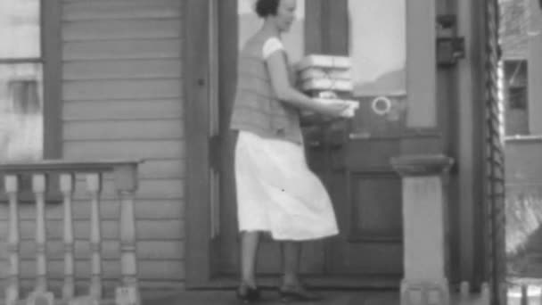 Mann Öffnet Tür Für Frau Die Tagsüber Kisten Auf Veranda — Stockvideo