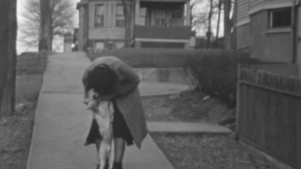 Frau Steht Mit Hund Vor Ihrem Haus Einem Wohngebiet Eine — Stockvideo