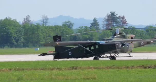 Cerkljeは2023年6月4日 クルキ スロベニアを手に入れました 滑走路から空港駐車場までタクシーで行く小さな軍用ターボプロップ航空機のクローズアップビュー スロベニア空軍のピラトスPc 6ターボポーター — ストック動画
