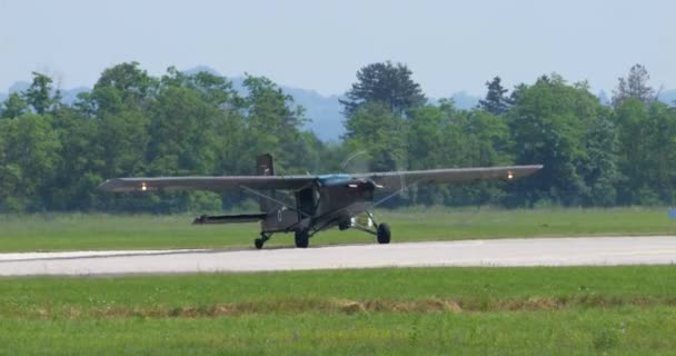 Cerkljeは 2023年6月4日 クルキ スロベニアを手に入れました 緑と茶色のカモフラージュの単一エンジンターボプロップ軍用輸送機は 着陸後に滑走路を終了します スロベニア空軍のピラトスPc 6ターボポーター — ストック動画
