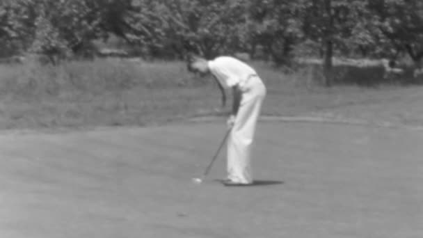 Golfista Vestido Com Roupa Clássica Full Swing Dia Claro Ensolarado — Vídeo de Stock