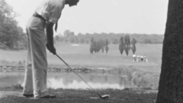 Golfista Cuidadosamente Alineando Tiro Lado Estanque Sereno Rodeado Árboles Disfruta — Vídeo de stock