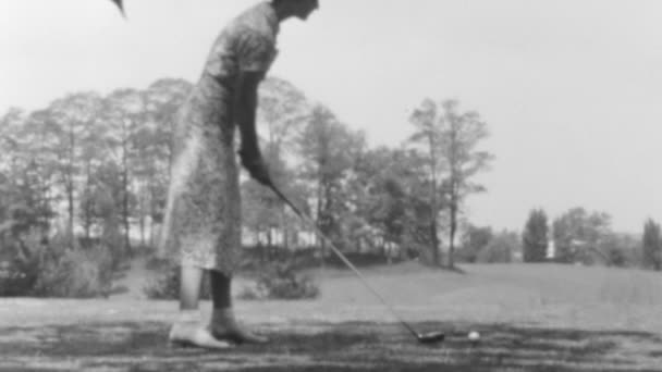 Mujer Disfruta Jugando Golf Una Tarde Tranquila Campo Golf Vestido — Vídeo de stock