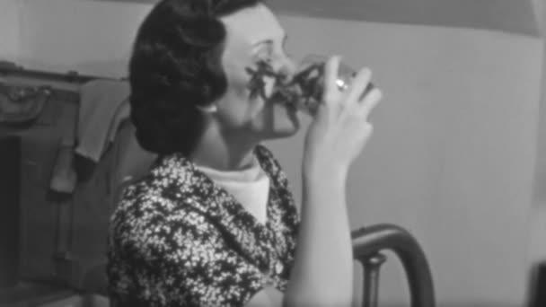 20世纪30年代 在纽约市 微笑的女人为烤面包举杯 穿着古典服装和发型的女人喜欢和朋友们一起在家里聚会 复古录像 — 图库视频影像