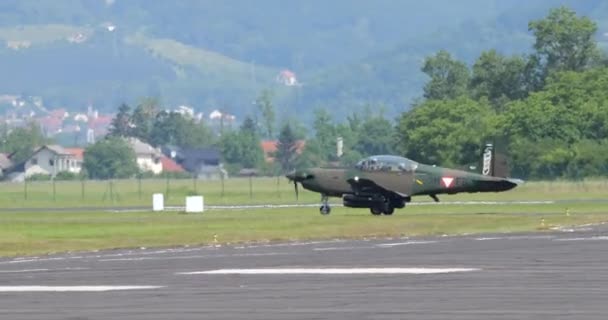 Cerklje Slovenia 2023年6月4日 一架用于飞行员训练的军用飞机 涂上深绿色伪装 滑行滑行至机场的起飞跑道 Pilatus 9奥地利空军涡轮训练机 — 图库视频影像