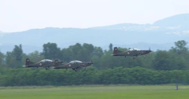 Tres Aviones Entrenamiento Militar Hélice Ejecutan Fuerte Despegue Formación Demostrando — Vídeo de stock