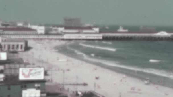 20世纪30年代的大西洋城木板路是一个逃避现实的地方 从萧条的严酷现实中脱颖而出 人们在被旅馆和赌场包围的海滩上玩得很开心 复古录像 — 图库视频影像