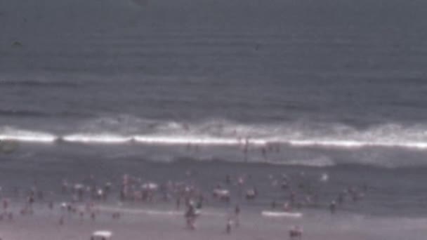 Multitudes Personas Reúnen Largo Playa Disfrutando Del Sol Actividades Ocio — Vídeo de stock