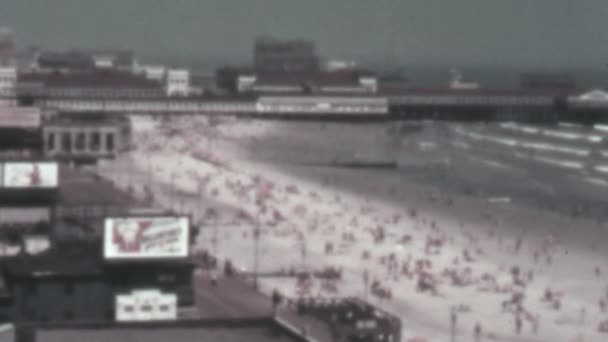 1930年代的大西洋城市是一个充满对比的城市 在大萧条的严酷现实中 一个充满活力的逃避者躲藏在其中 海滩上的一个阳光灿烂的日子 人们清空了他们的思想 复古录像 — 图库视频影像