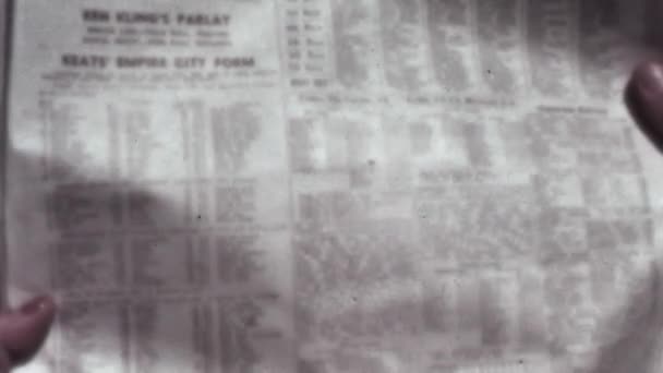 남자는 미국에서 집에서 대공황의 뉴스를 읽습니다 신문은 1930 년대에 정보의 — 비디오