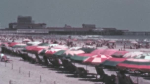 Atlantic City Sunny Beach Lleno Gente Día Verano Los Paraguas — Vídeos de Stock
