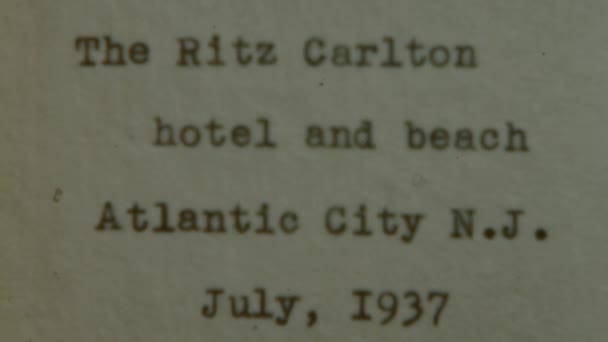 アトランティックシティのザ リッツ カールトン ホテルとビーチの場所と日付を詳述するタイプテキスト 1937年7月からニュージャージー ヴィンテージ フッテージ — ストック動画