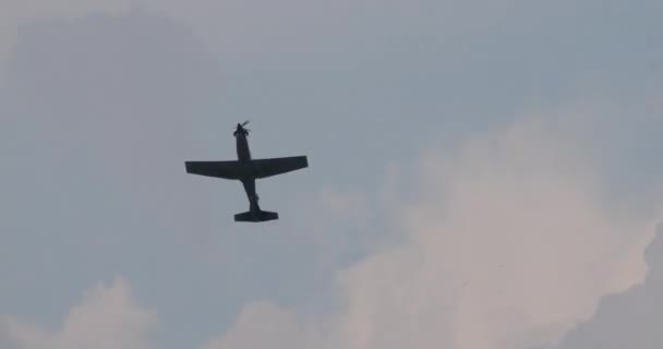 Egy Katonai Légcsavaros Repülőgép Felemelkedik Függőlegesen Egy Sor Precíz Hordótekercset — Stock videók