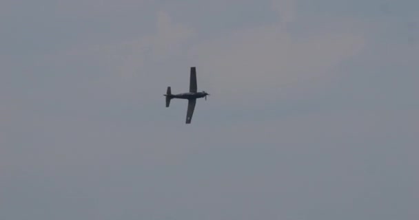 涡轮螺旋桨军用飞机在低空飞行中表现出高性能的施奈德式转弯 背后是雄伟的高山 显示出军事飞行员的精准和机敏 — 图库视频影像