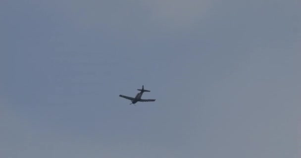Western Militära Propeller Flygplan Utför Rad Snabba Fat Rullar Himlen — Stockvideo