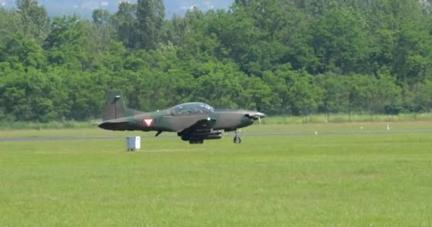 Navo Propellervliegtuigen Gewapend Met Raketten Voor Grondondersteuning Vermengd Met Groene — Stockvideo
