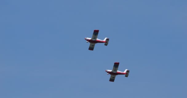 斯洛维尼亚空军Zlin 242L轻型飞机的二人组在晴朗的夏日蓝天下优雅地紧密飞行 军事飞行员初步培训 — 图库视频影像