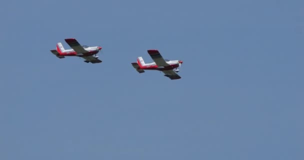 当两架轻型飞机在阳光灿烂的夏日的蓝天下进行紧密编队飞行 展示飞行员的卓越训练时 表现出了空中精准 Zlin 242 斯洛文尼亚空军 — 图库视频影像