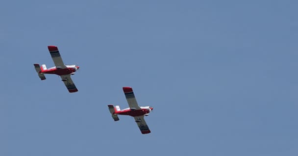 五彩斑斓的斯洛文尼亚国旗红 白三色 一对小螺旋桨飞机在天空中翱翔 象征着民族自豪感和优秀的航空表现 Zlin 242L斯洛文尼亚航空公司 — 图库视频影像