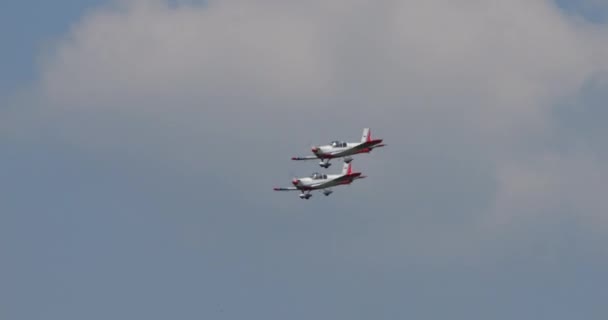 Light Propeller Aircraft Fly Close Formation Demonstrating Precision Coordination Bright — Stock Video