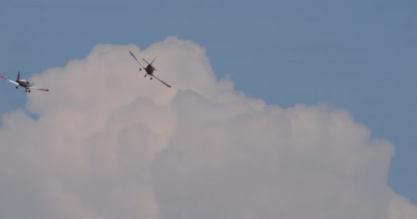 轻型螺旋桨飞机在展览期间无缝地在半空中重新组合在一起 凸显了北约军事飞行员非凡的飞行技巧 Zlin 242L 斯洛文尼亚空军 — 图库视频影像